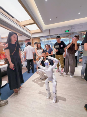 尚品宅配与上纬新材启元机器人成立合资公司，全球首个“机器人友好家”实景店态同步落地