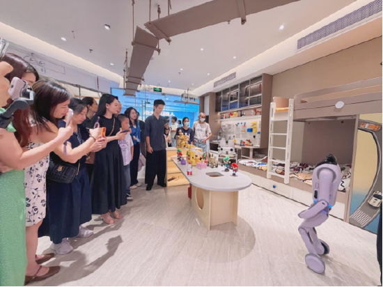 尚品宅配与上纬新材启元机器人成立合资公司	，全球首个“机器人友好家”实景店态同步落地
