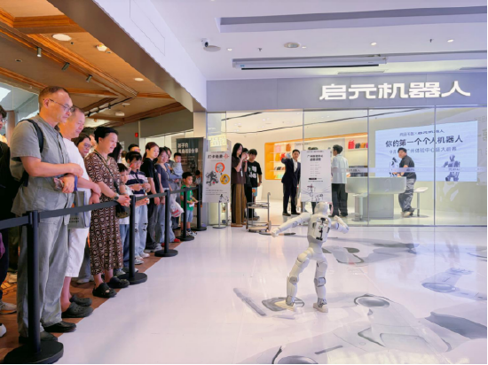 尚品宅配与上纬新材启元机器人成立合资公司	，全球首个“机器人友好家	”实景店态同步落地