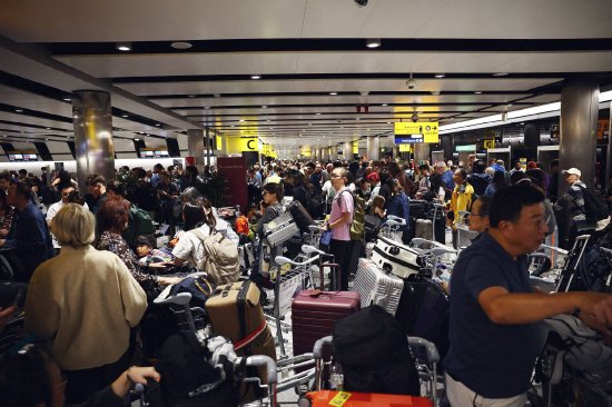英国航空交通“大瘫痪	”余波未平 政府排除网络攻击可能