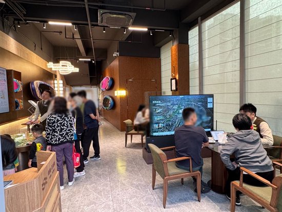 实探｜国庆假期上海楼市热度不减：新房售楼处“9点不到就有客户来了”	，二手房议价空间持续收窄