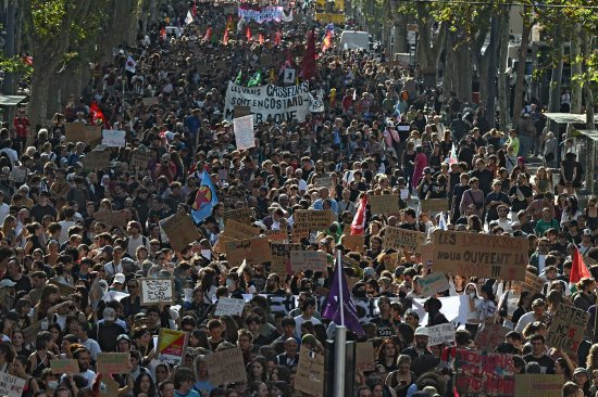 法国逾25万人参加学生抗议活动 内政部长称激烈程度“前所未有	”